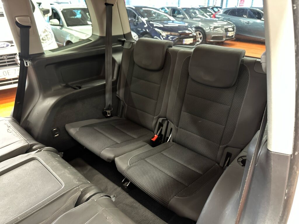 Volkswagen Touran 2012 Valkoinen