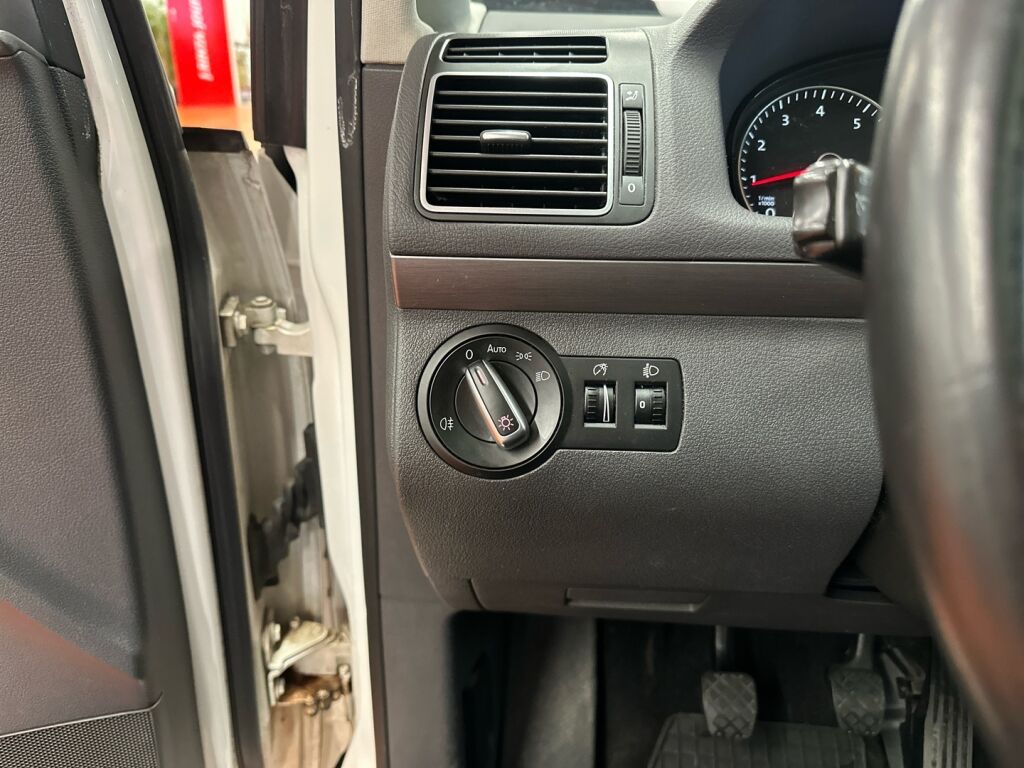 Volkswagen Touran 2012 Valkoinen