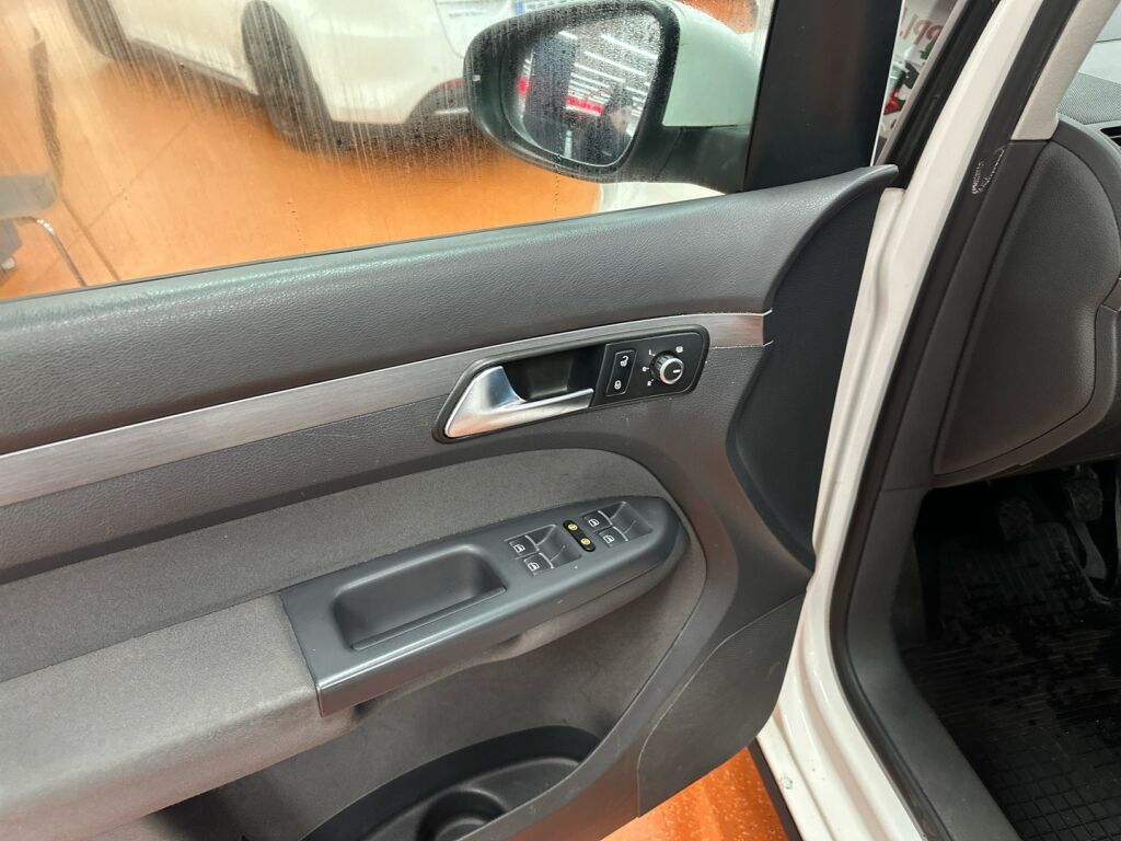 Volkswagen Touran 2012 Valkoinen