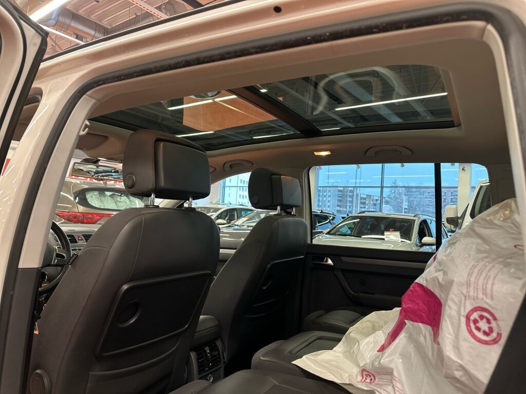 Volkswagen Touran 2012 Valkoinen