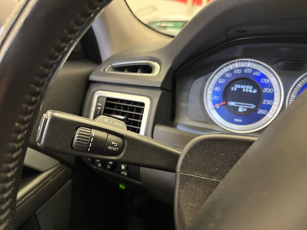 Volvo V70 2012 Valkoinen