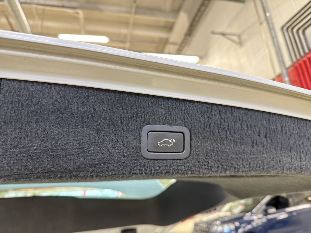 Volvo V70 2012 Valkoinen