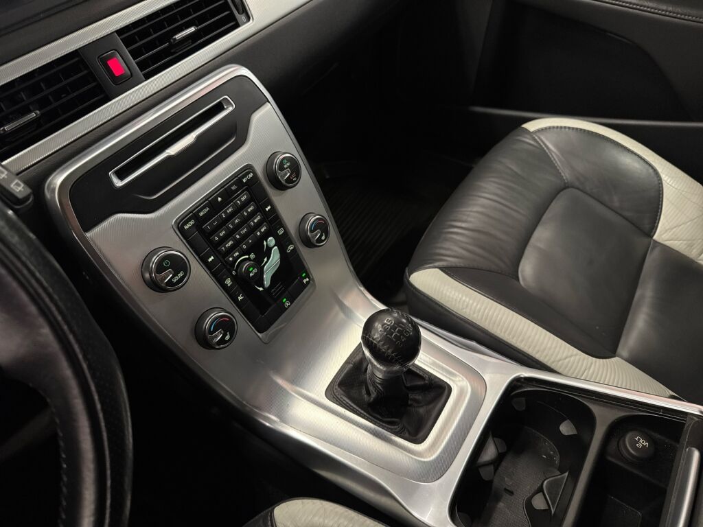 Volvo V70 2012 Valkoinen