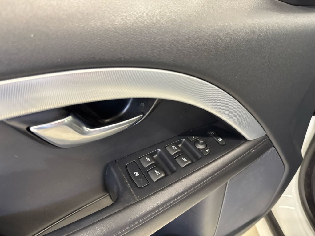 Volvo V70 2012 Valkoinen