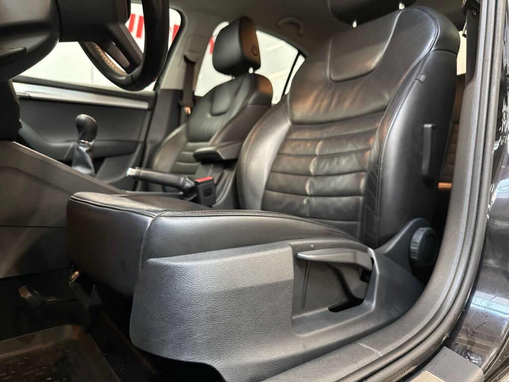 Skoda Octavia 2013 Musta
