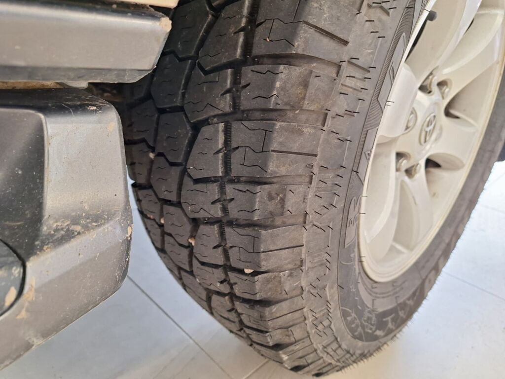 Toyota Land Cruiser 2007 Ruskea (beige)