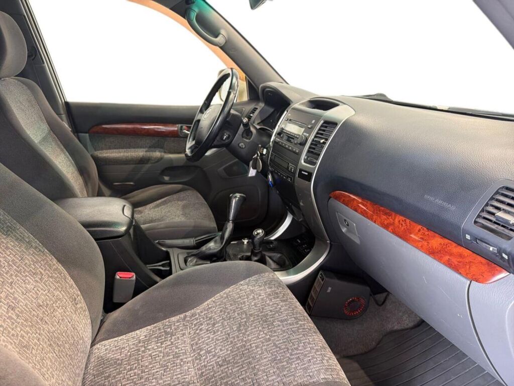 Toyota Land Cruiser 2007 Ruskea (beige)
