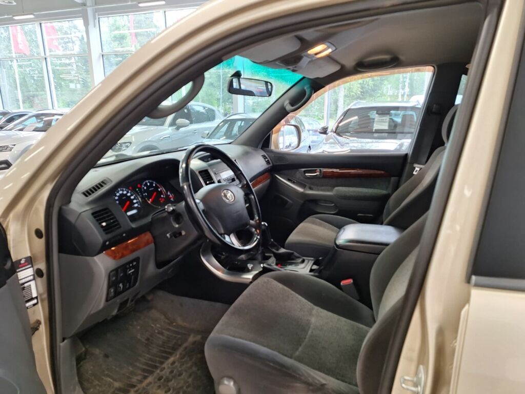 Toyota Land Cruiser 2007 Ruskea (beige)