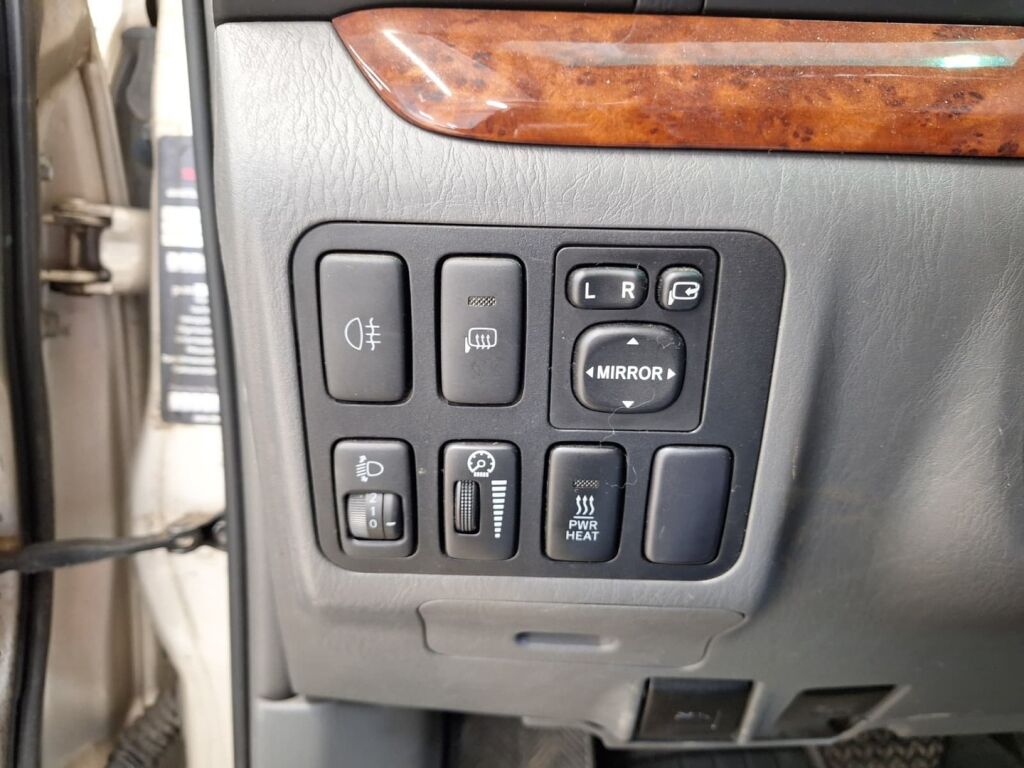 Toyota Land Cruiser 2007 Ruskea (beige)