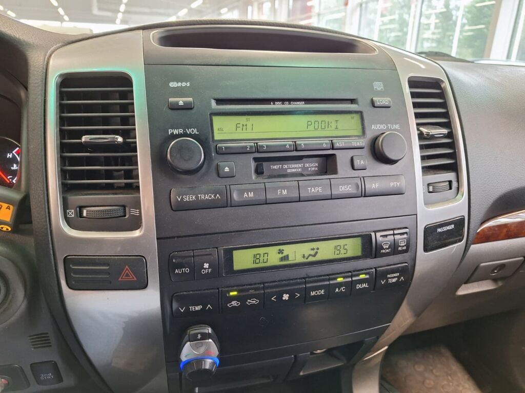 Toyota Land Cruiser 2007 Ruskea (beige)