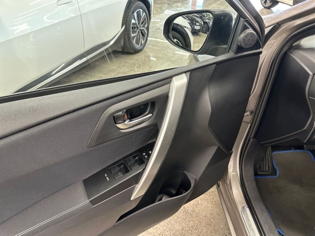 Toyota Auris 2014 Ruskea (beige)