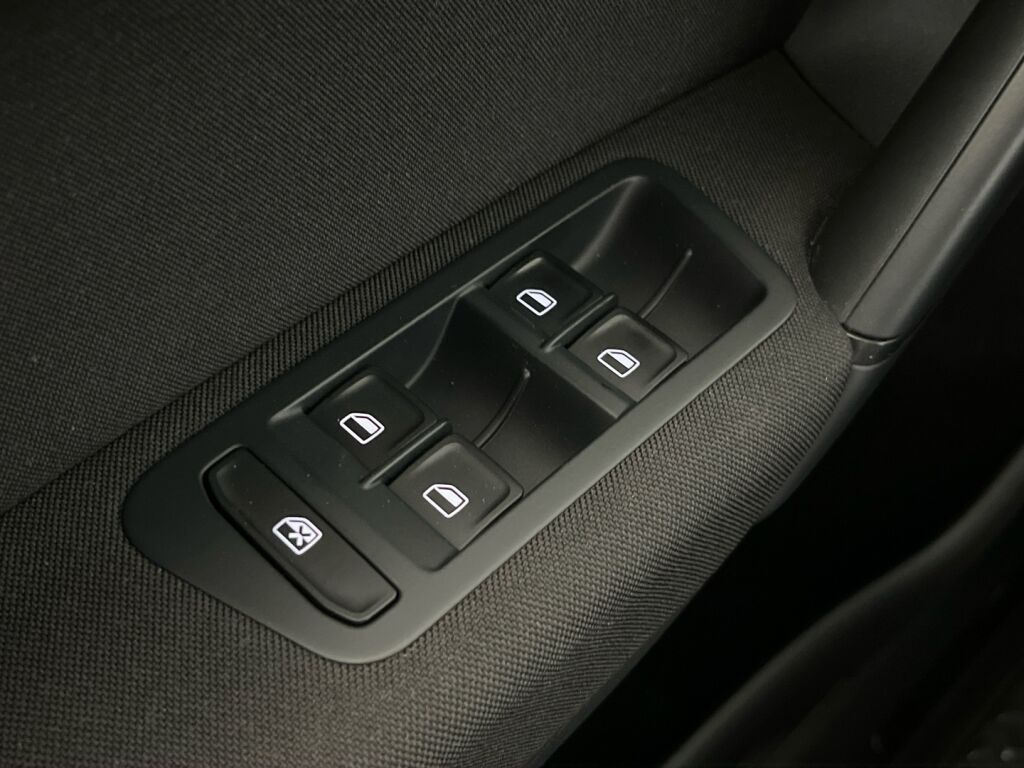 Volkswagen Golf Sportsvan 2014 Musta