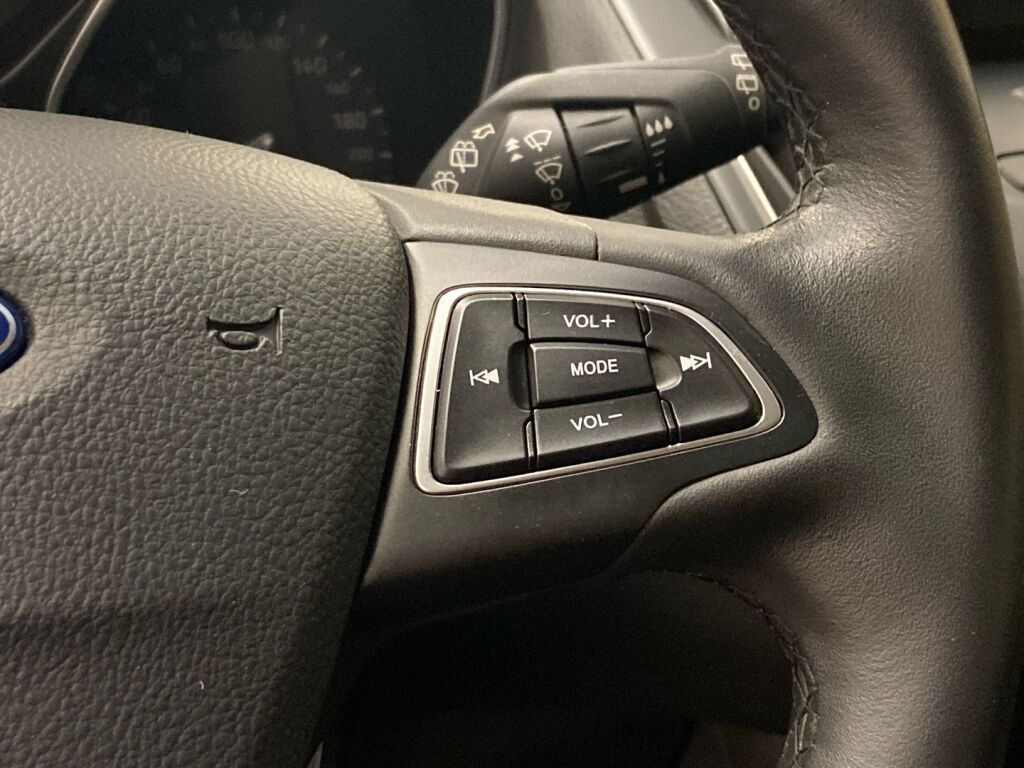 Ford Focus 2015 Punainen