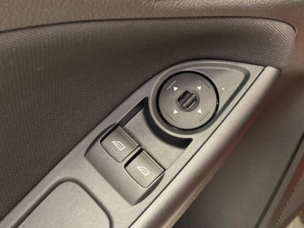 Ford Focus 2015 Punainen