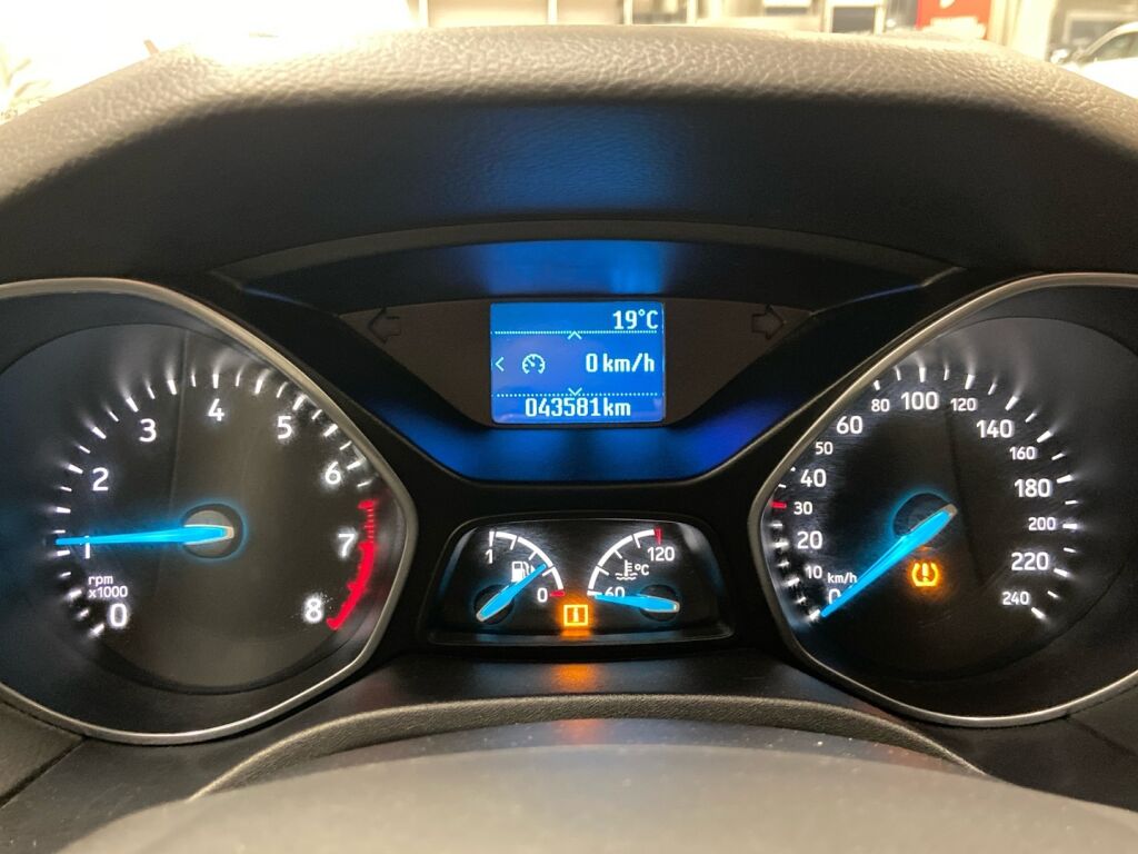 Ford Focus 2015 Punainen