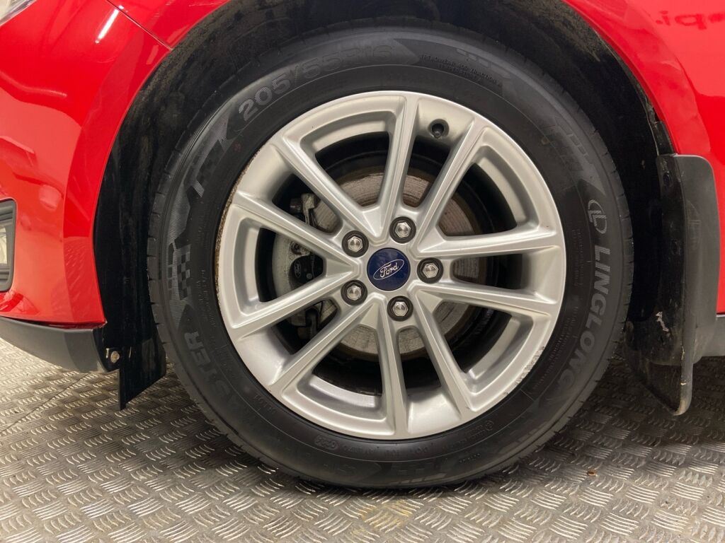 Ford Focus 2015 Punainen