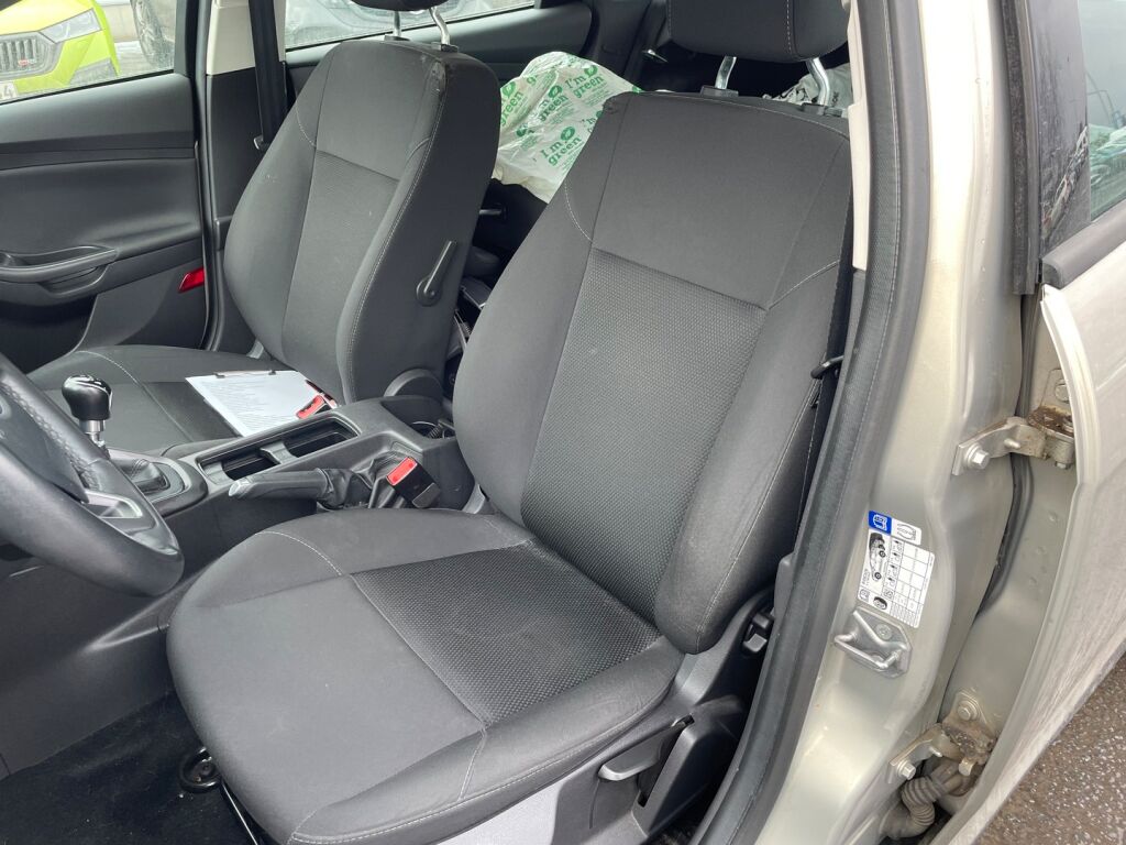 Ford Focus 2015 Harmaa