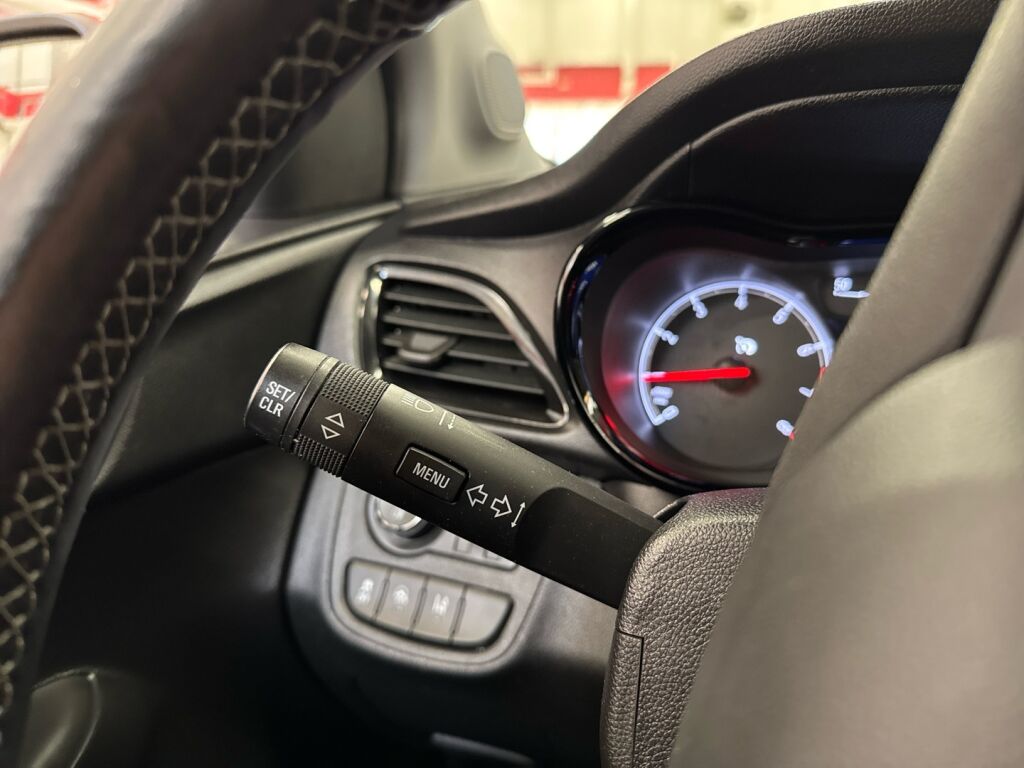 Opel Karl 2015 Punainen