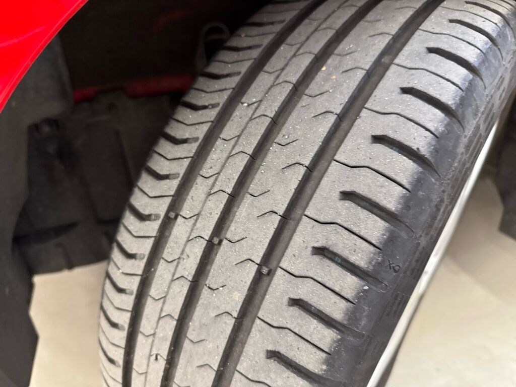 Opel Karl 2015 Punainen