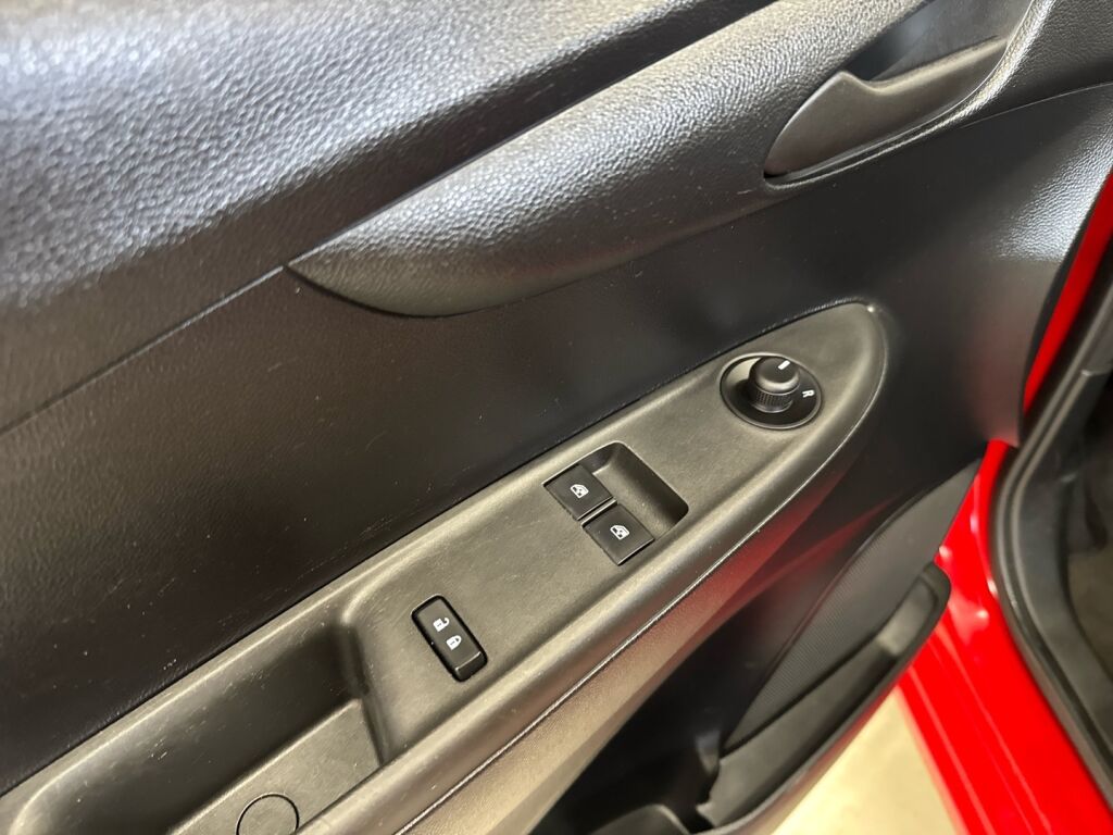 Opel Karl 2015 Punainen