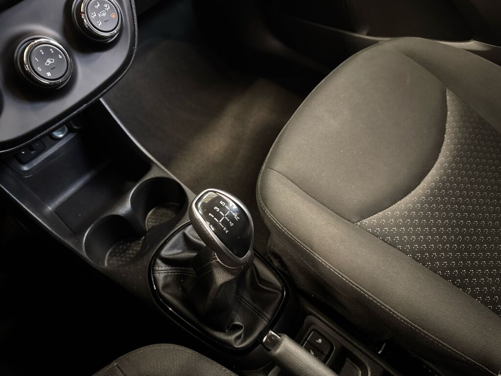 Opel Karl 2015 Punainen