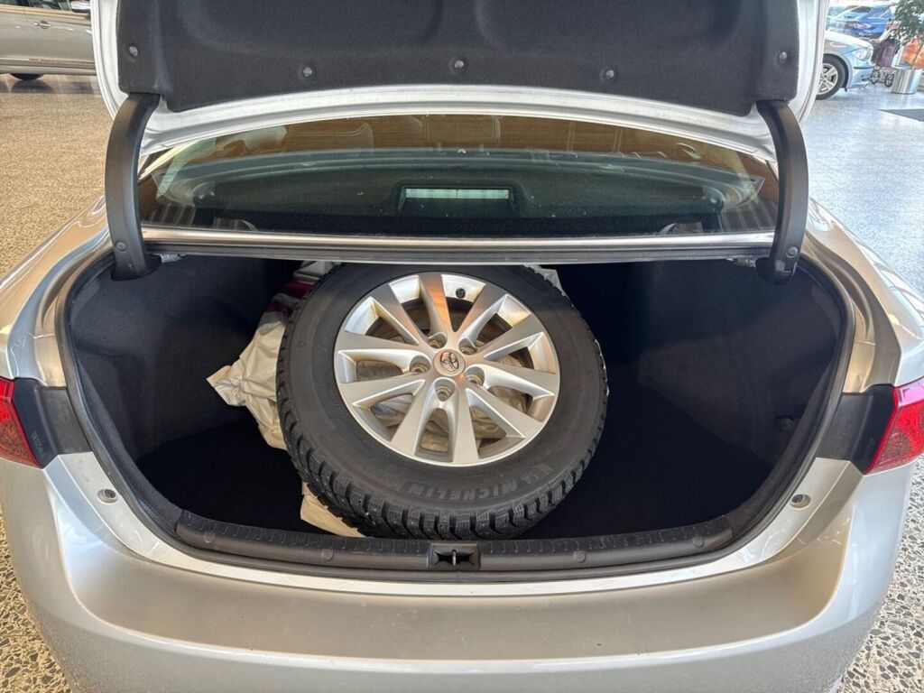 Toyota Avensis 2015 Metallinhohto Hopea
