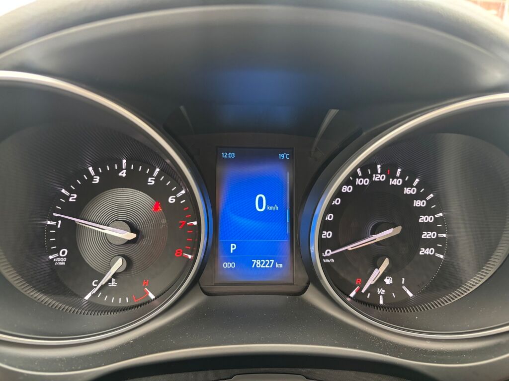 Toyota Avensis 2015 Ruskea (beige)