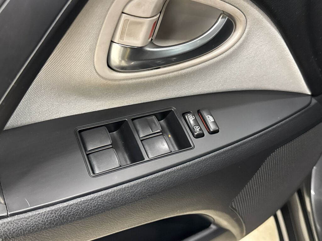 Toyota Avensis 2016 Harmaa