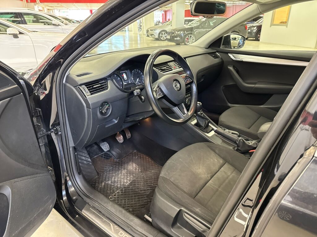 Skoda Octavia 2016 Musta