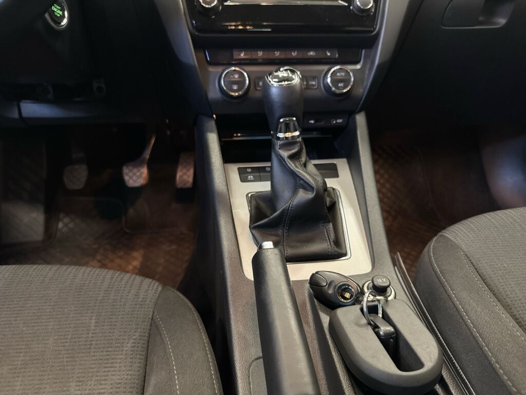 Skoda Octavia 2016 Musta