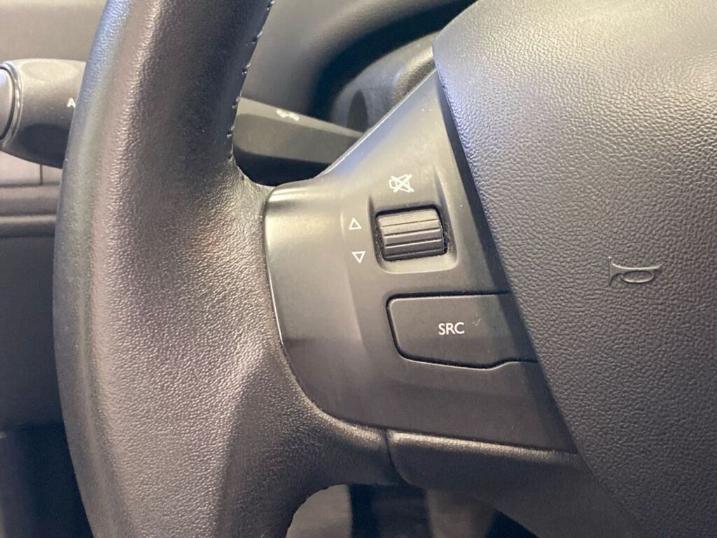 Peugeot 208 2016 Musta