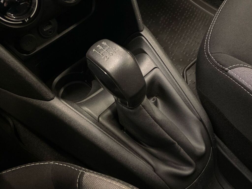Peugeot 208 2016 Musta
