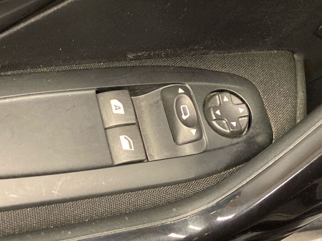 Peugeot 208 2016 Musta