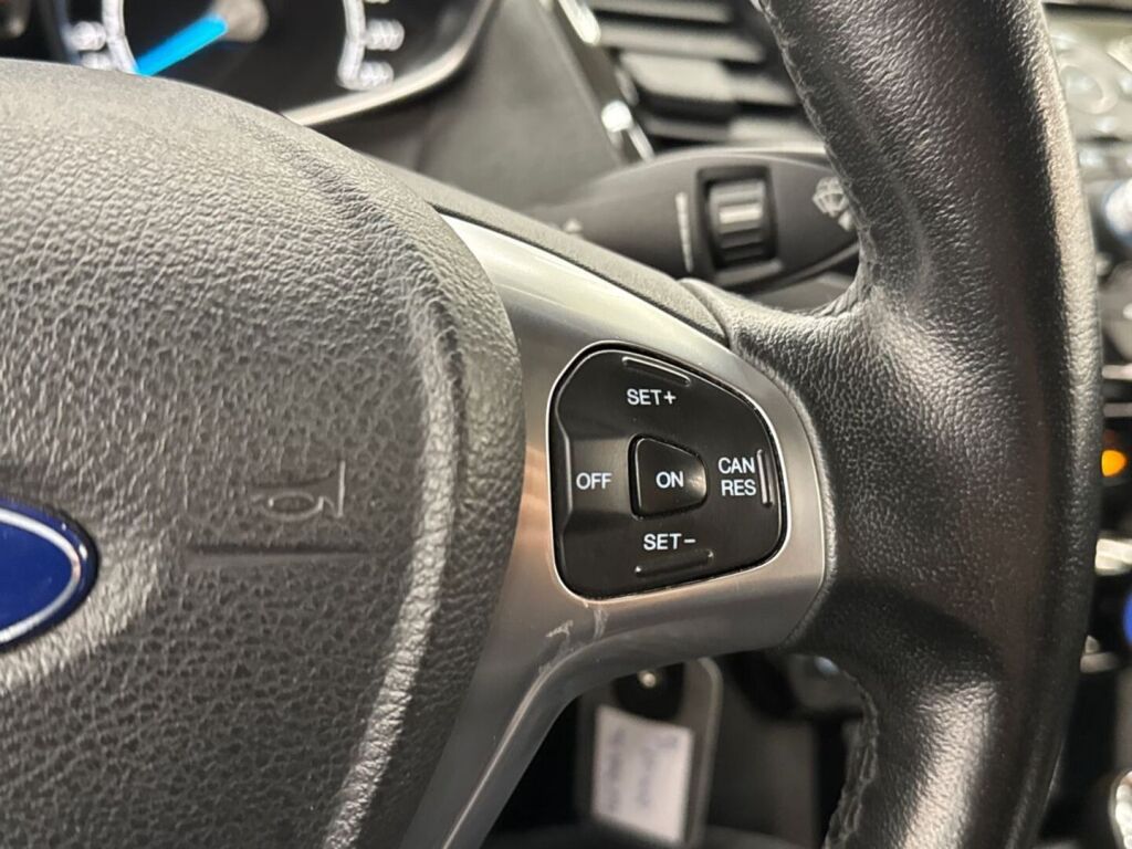 Ford Fiesta Van 2016 Valkoinen