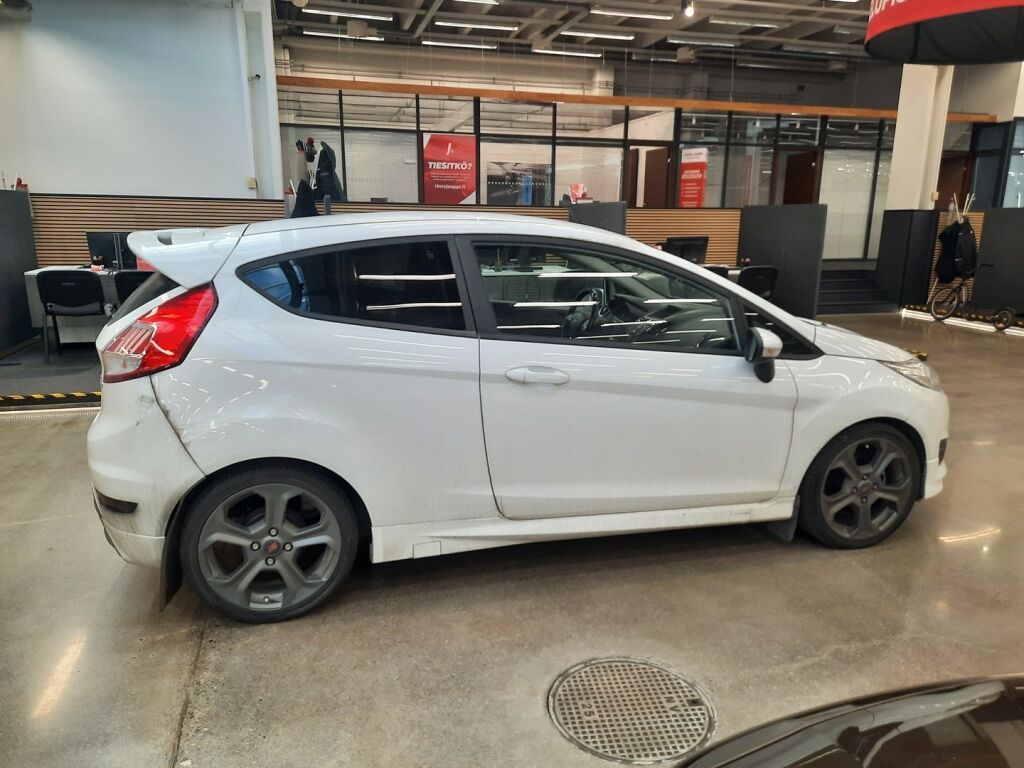 Ford Fiesta Van 2016 Valkoinen