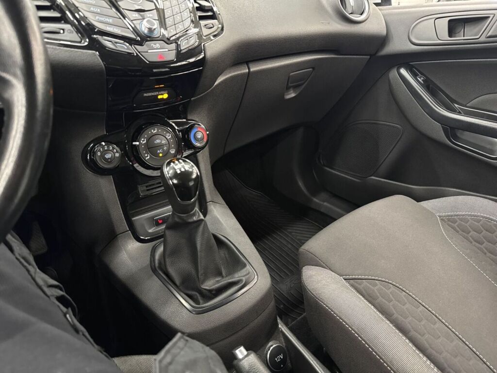 Ford Fiesta Van 2016 Valkoinen