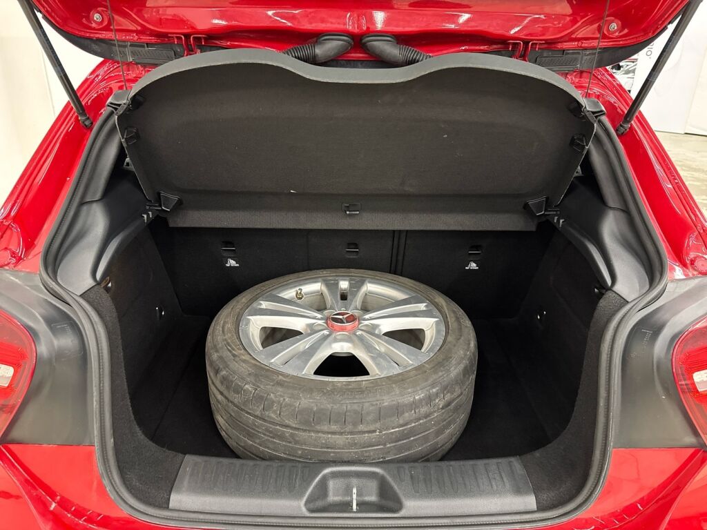 Mercedes-Benz A 2016 Punainen