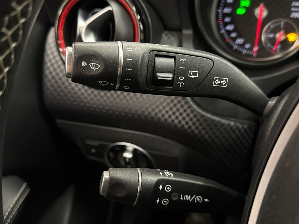 Mercedes-Benz A 2016 Punainen