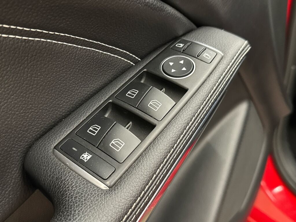 Mercedes-Benz A 2016 Punainen