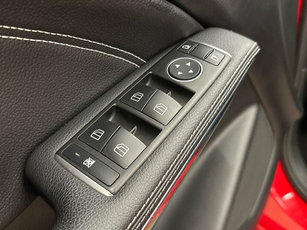 Mercedes-Benz A 2016 Punainen