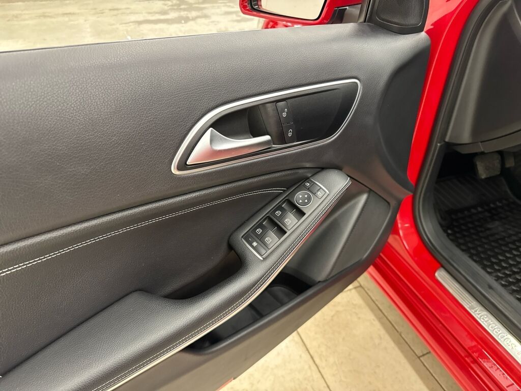 Mercedes-Benz A 2016 Punainen