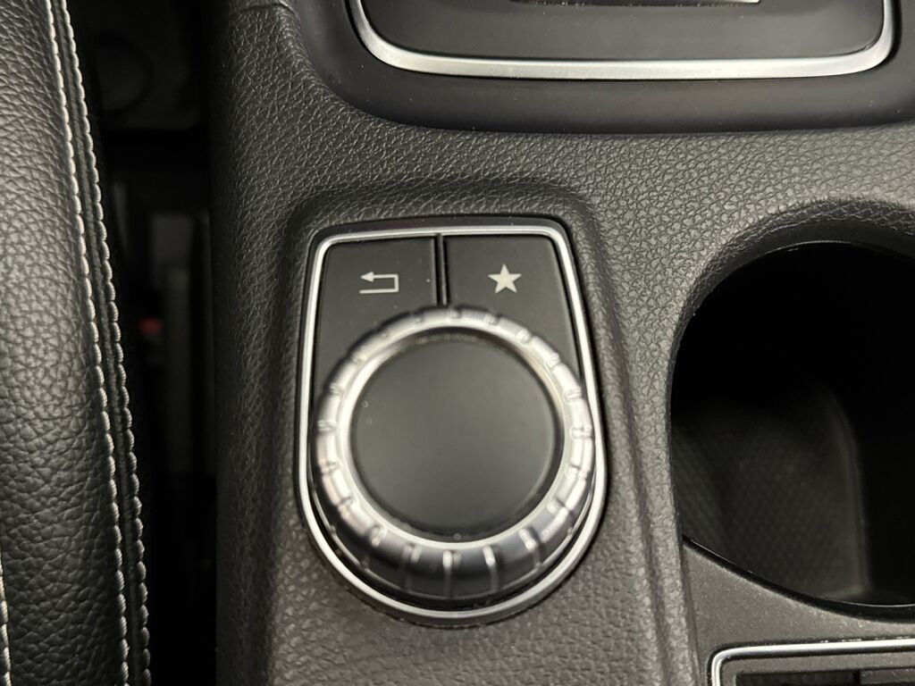 Mercedes-Benz A 2016 Punainen