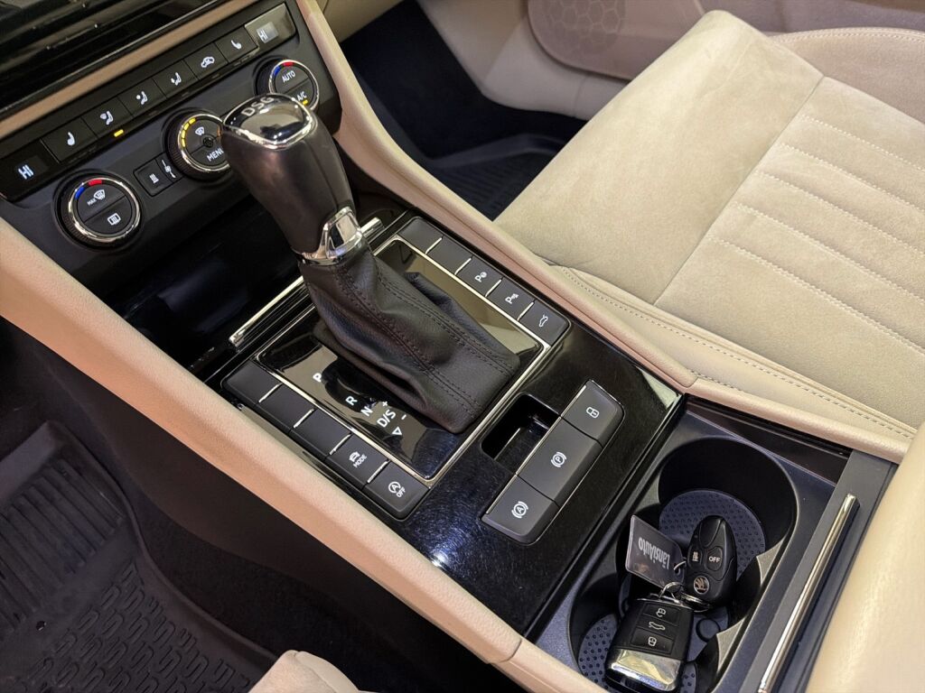 Skoda Superb 2016 Valkoinen