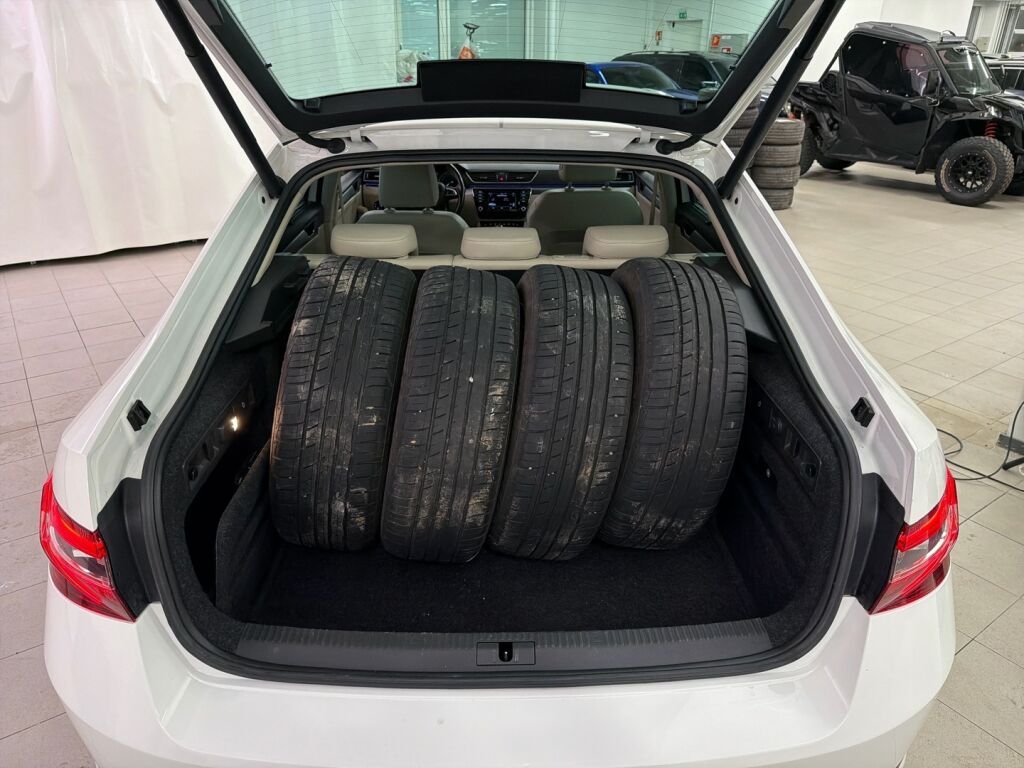 Skoda Superb 2016 Valkoinen