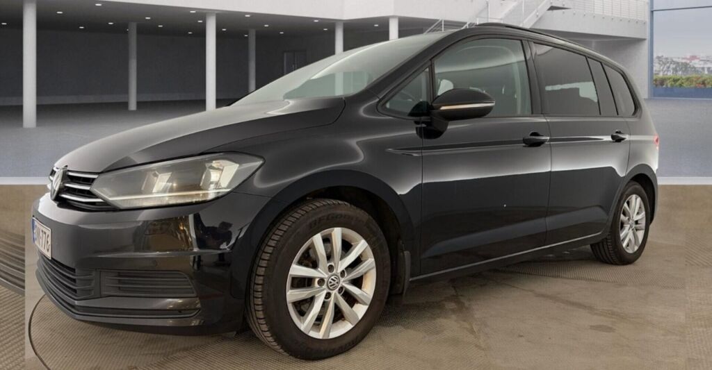 Volkswagen Touran 2016 Musta