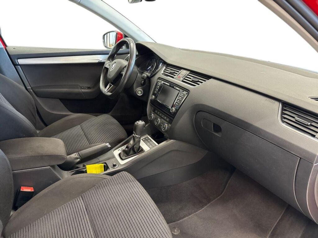 Skoda Octavia 2016 Punainen
