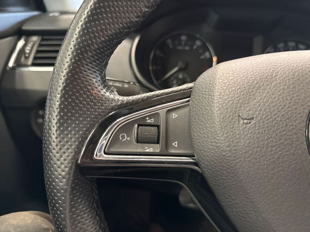 Skoda Octavia 2016 Punainen