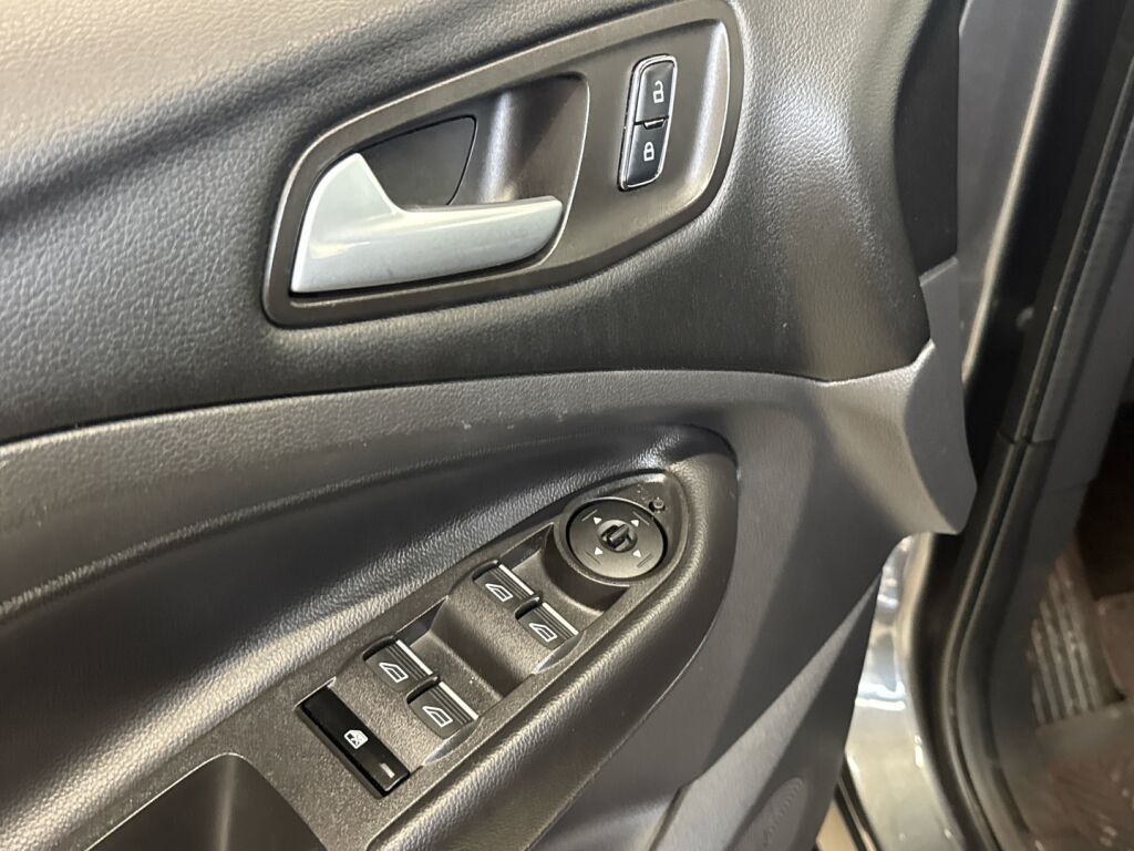 Ford Kuga 2016 Harmaa