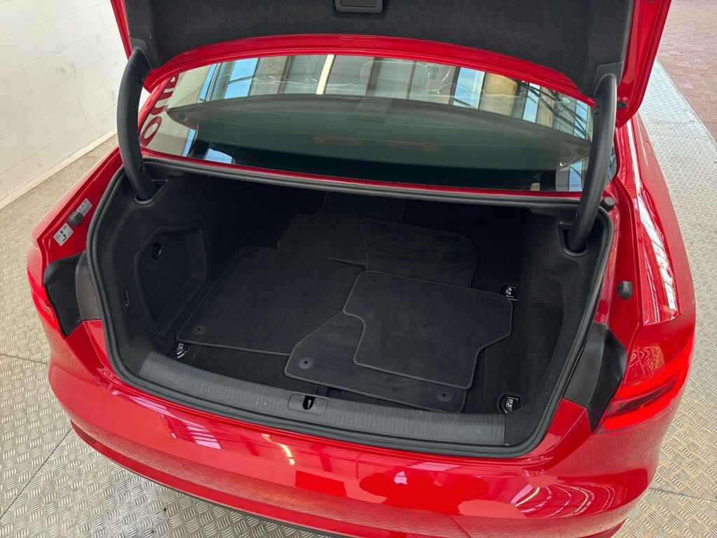 Audi A4 2016 Punainen