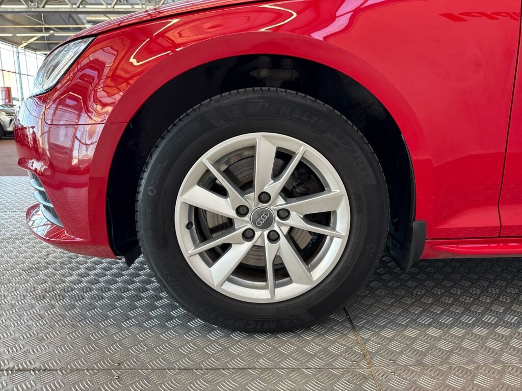 Audi A4 2016 Punainen